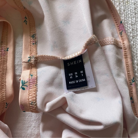 Floral Halter Cropped Top (XS) - Shein - Sunshine Ready! - Picture 4 of 4